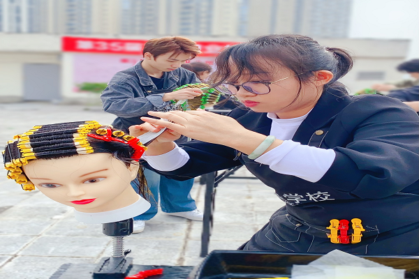 发明四周的美发培训班：100天让你成为专业剃头师