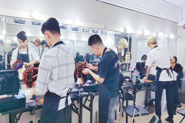 人生倡议不要再去剃头店华侈时候