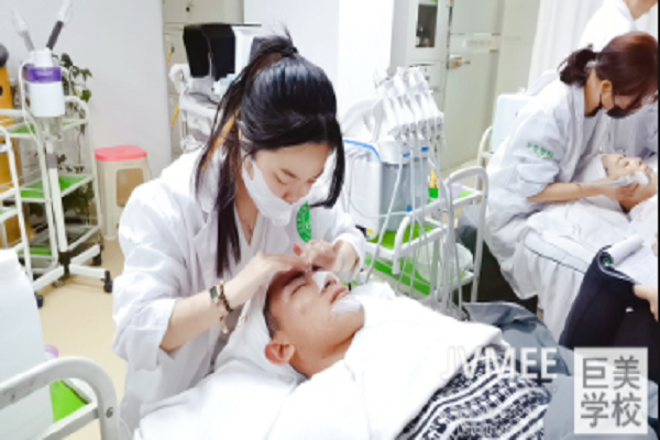 黉舍专家教你若何做到皮肤“水油”均衡