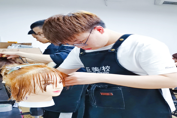 美发烫染和快剪学哪一个