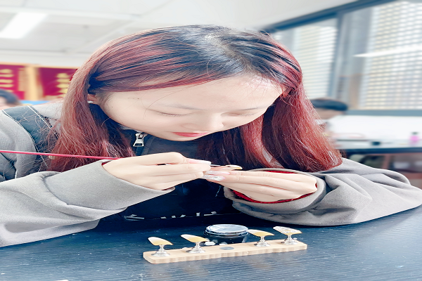 想赢利的女生必然要测验考试学美甲