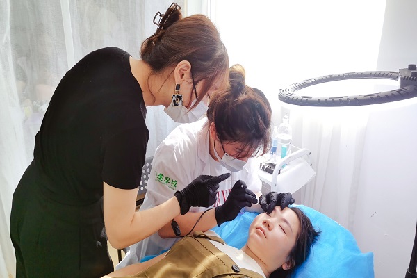 成都美容院学徒人为普通是几多