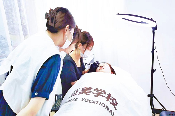 2024年女生学纹绣的上风有那些？