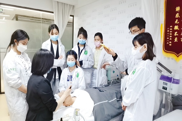 20岁女发卖学美容勤学么
