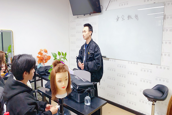成都巨美黉舍：宁静先行，义务至上