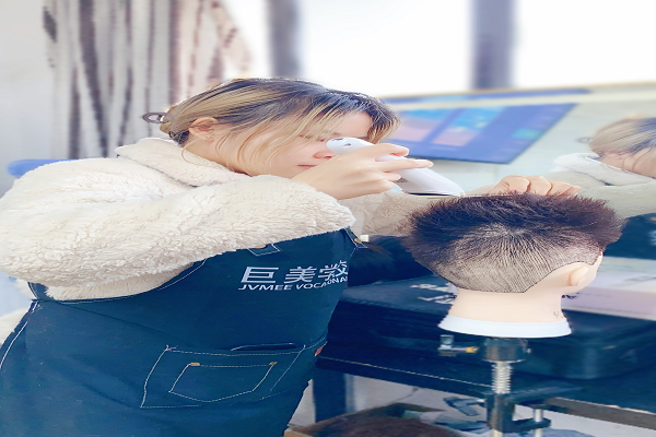 在成都美发黉舍上学