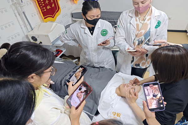 成都学美容膏火几多钱一年