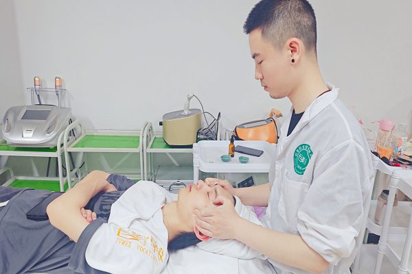 学美容去黉舍好仍是店里好