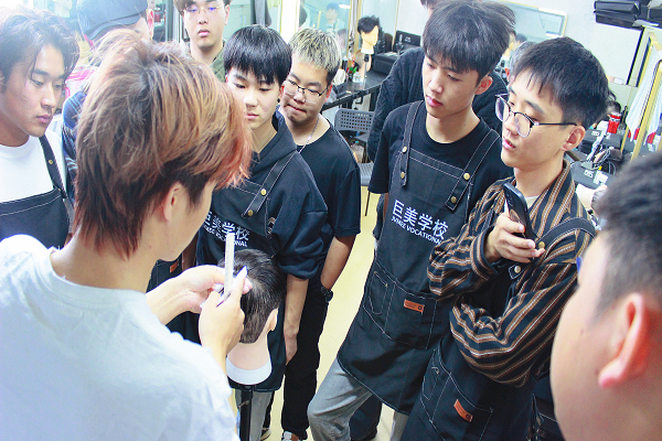 成都学美发的黉舍保举