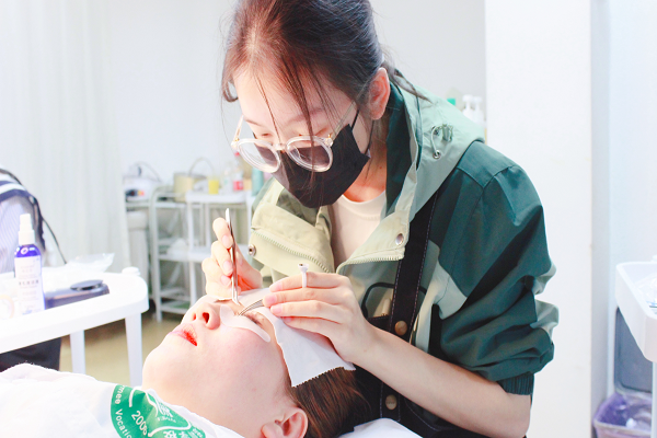成都美甲美睫师怎样算人为