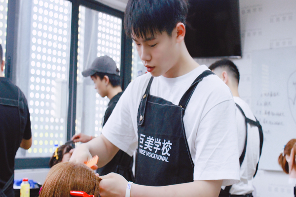 美发师人为几多钱一个月