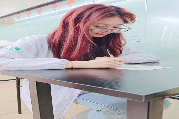 女生学纹绣好仍是西点