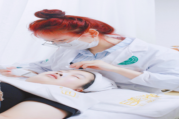 成都美容培训黉舍哪家最正轨又自制