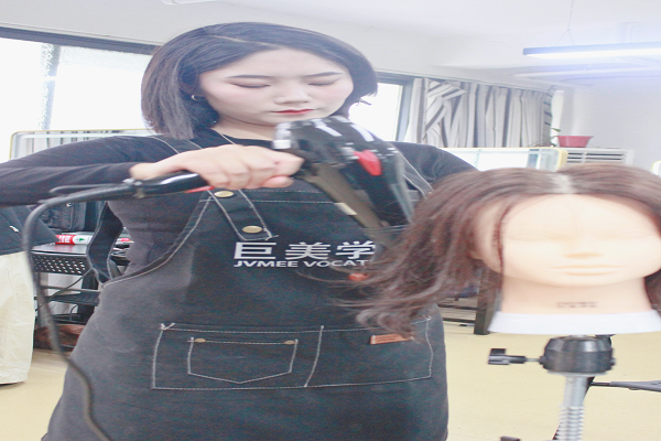 美发培训几多价钱