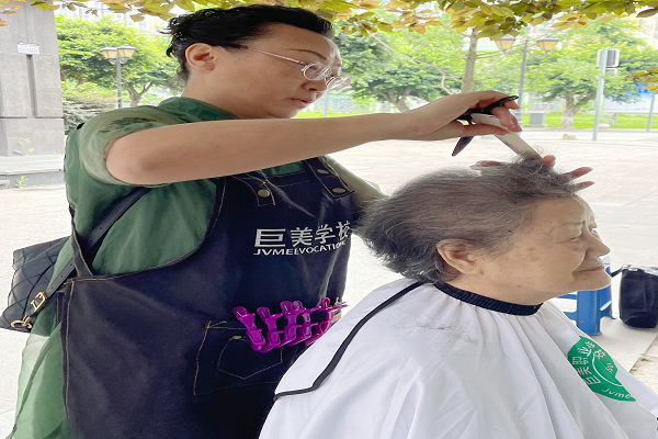 40岁学美发怎样学