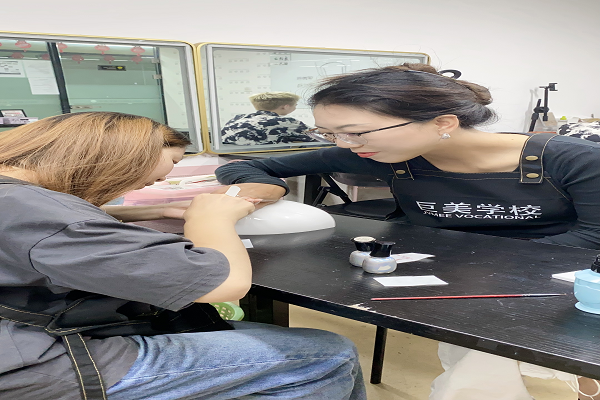 美甲老手去哪学美甲