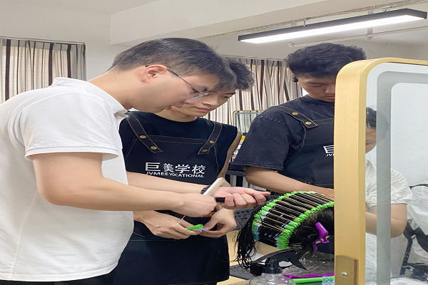 美发学徒此刻好找吗