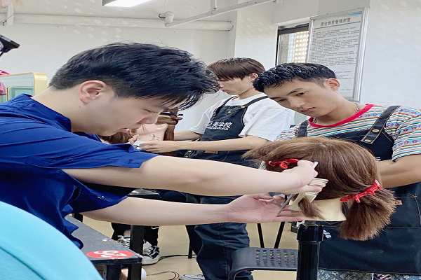 成都美发师人为几多