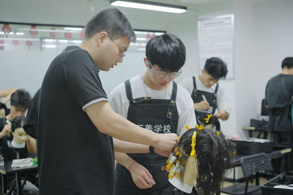 成都真人实操美发黉舍