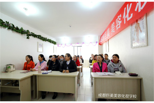 美容教员正在上课
